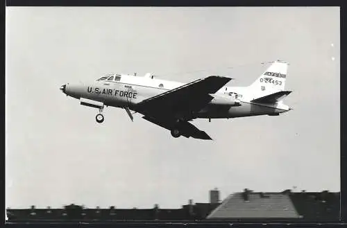 Fotografie Flugzeug North American T-39 der USAF Kennung O-24453 im Landeanflug auf Berlin-Tempelhof