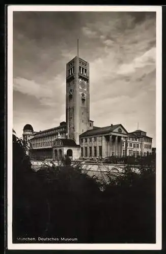 AK München, Deutsches Museum von der Böschung aus