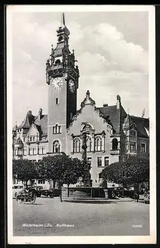 AK Waldheim i. Sa., Rathaus mit Vorplatz und parkenden Autos