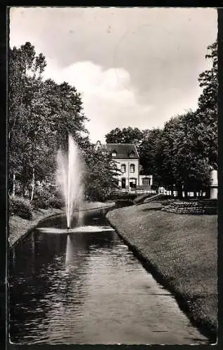 AK Bergheim /Erft, Erftpartie mit Wasserfontäne