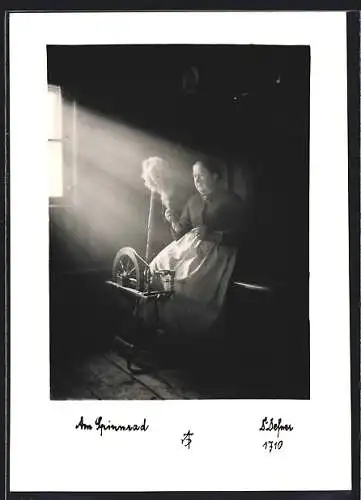 Foto-AK Adalbert Defner: Alte Dame am Spinnrad
