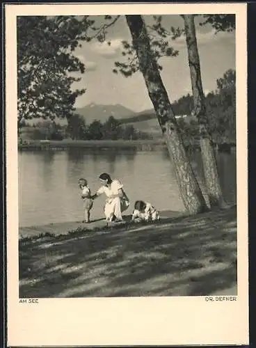 Foto-AK Adalbert Defner: Mutter und Kinder am See