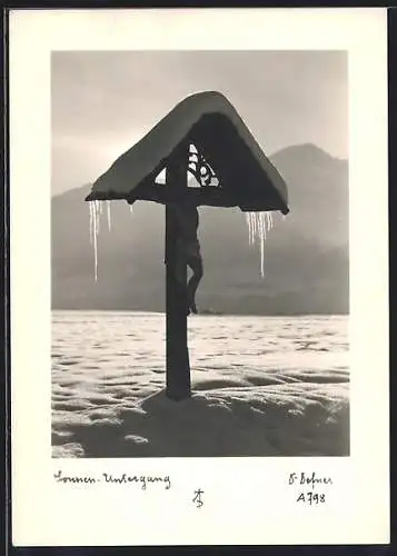 Foto-AK Adalbert Defner: Heiligenfigur Jesus am Kreuz am Wegesrand, Winterimpression