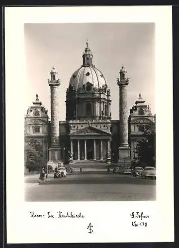 Foto-AK Adalbert Defner: Wien, Die Karlskirche mit parkenden Autos