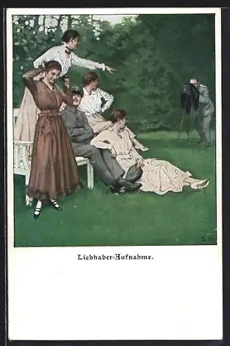 Künstler-AK Brynolf Wennerberg: Liebhaber-Aufnahme Soldat posiert mit Mädchen für Foto