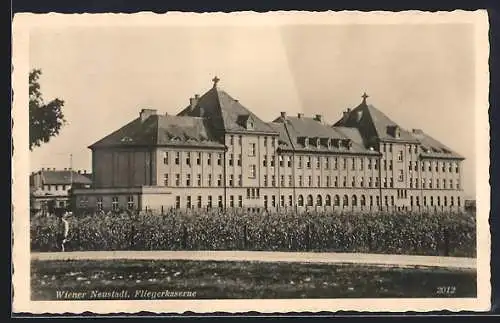 AK Wiener Neustadt, Fliegerkaserne mit Strassenpartie