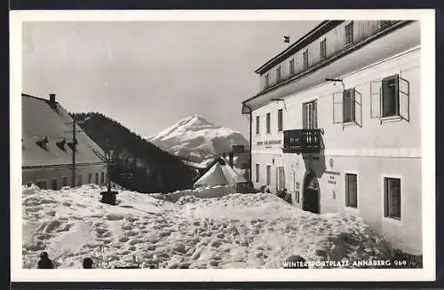 AK Annaberg, Wintersportplatz, Wiener Cafe und Restaurant unter Schneedecke, Bergspitze