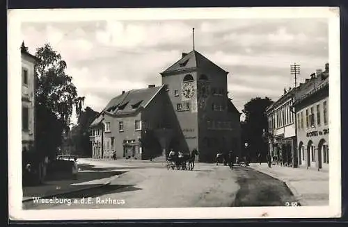 AK Wieselburg, Strassenpartie mit Rathaus, Pferdekutsche und Passanten