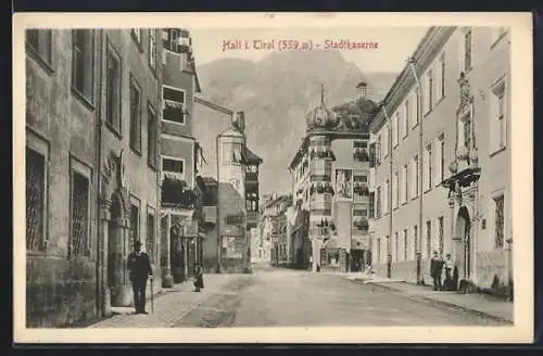 AK Hall i. Tirol, Strassenpartie mit Stadtkaserne