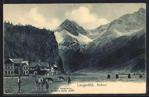 AK Längenfeld, Kurhaus mit Bauern und Vieh, im Hintergrund Berge