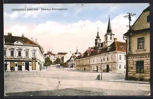 AK Oberhollabrunn, Strasse Theodor Körnergasse mit Konditorei und Apotheke