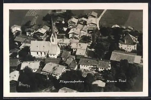AK Stumm /Tirol, Ortskern mit Kirche, Fliegeraufnahme
