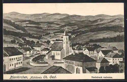Künstler-AK Pfarrkirchen /Mühlkreis, Ortsansicht mit Strasse und Bergpanorama aus der Vogelschau