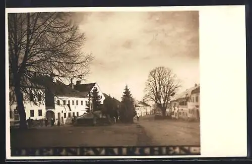 AK Oberneukirchen, Strassenpartie mit Denkmal