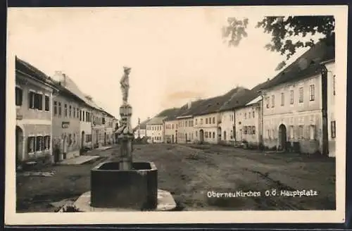 AK Oberneukirchen /O. Ö., Hauptplatz mit Brunnen