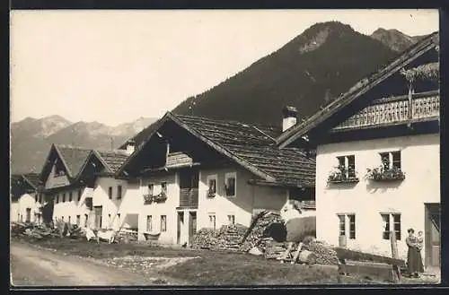 AK Lermoos, Strassenpartie mit Bergen