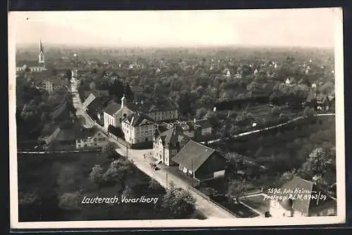 AK Lauterach /Vorarlberg, Strassenpartie mit Kirche