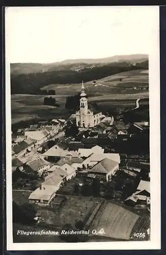 AK Reichenthal /O.-Ö., Strassenpartie mit Kirche, Fliegeraufnahme
