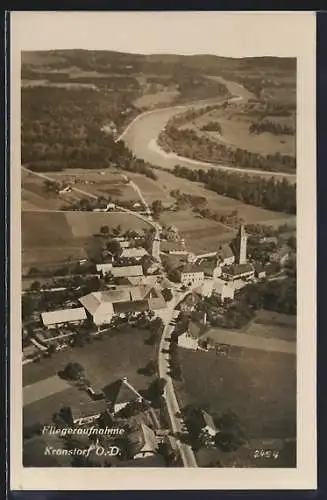AK Kronstorf /O.-D., Strassenpartie mit Kirche, Fliegeraufnahme