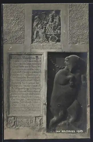AK Salzburg, Reliefs und Inschrift an einem Haus, Bär an der Kette, 1959