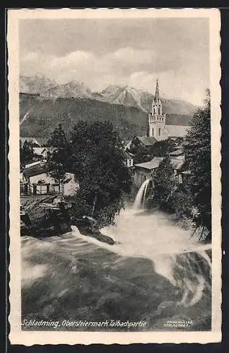 AK Schladming /Obersteiermark, Talbachpartie mit Kirche u. Gipfelpanorama