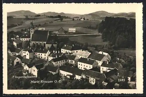AK Kreuzen /O.-D., Ortsansicht mit Bergpanorama, Fliegeraufnahme