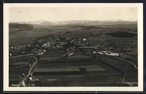 AK Mattighofen /O, Oe., Gesamtansicht mit Umgebung vom Flugzeug aus