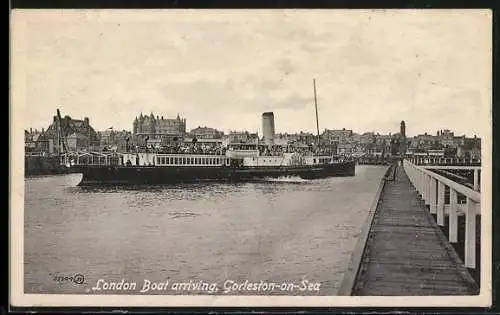 AK Gorleston-on-Sea, London Boat arriving