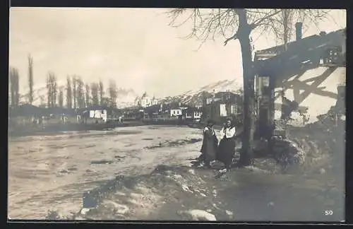 Foto-AK Prilep, Ortspanorama mit Fluss, Mädchen am Ufer