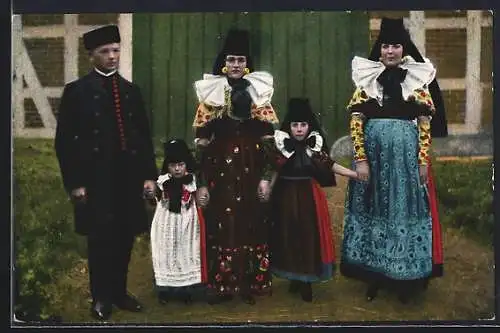 AK Schaumburg-Lippe, Familie in Volkstrachten