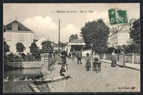 AK Maule, sur le pont, des passants, des femmes discutent, un jeune homme avec une brouette