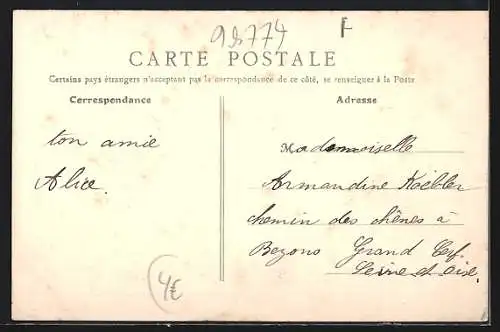 AK Maule, sur le pont, des passants, des femmes discutent, un jeune homme avec une brouette