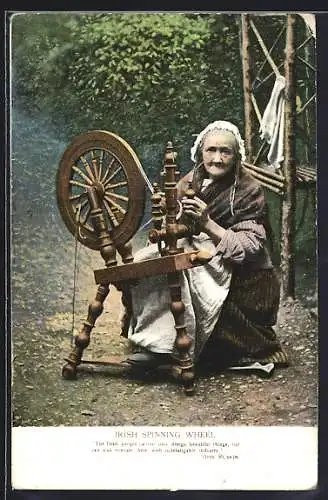 AK Irish Spinning Wheel, alte Frau am Spinnrad