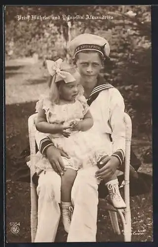 AK Prinz Wilhelm in Marineniform mit Prinzessin Alexandrine im Garten
