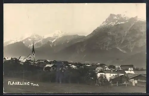 AK Flaurling /Tirol, Ortsansicht mit Bergpanorama