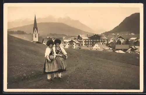 AK Seefeld /Tirol, Ortsansicht gegen den Wetterstein mit zwei Frauen in Trachten
