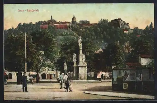 AK Graz, Denkmal auf dem Lendplatz mit Blick zum Schlossberg