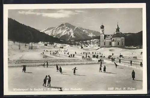 AK Seefeld, Wintersport auf dem Eisplatz mit Blick auf den Hocheder