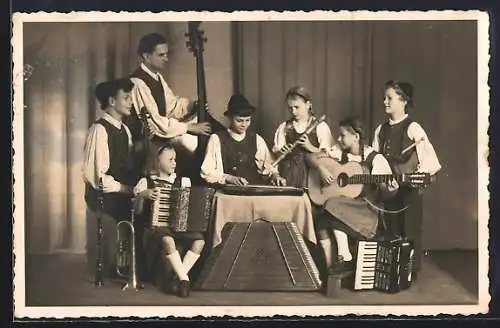 Foto-AK Die Engelkinder aus Reutte mit ihrem Vater Fritz Engel, Trachtenkapelle