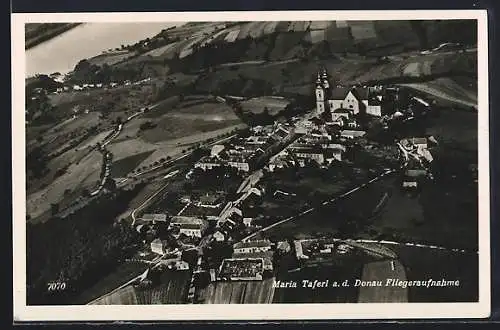AK Maria Taferl a. d. Donau, Strassenpartie mit Kirche, Fliegeraufnahme