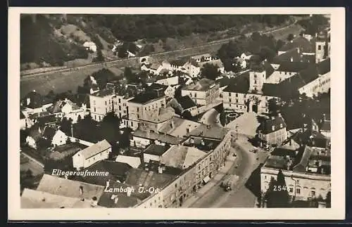 AK Lambach, Teilansicht mit Strassenpartie, Fliegeraufnahme