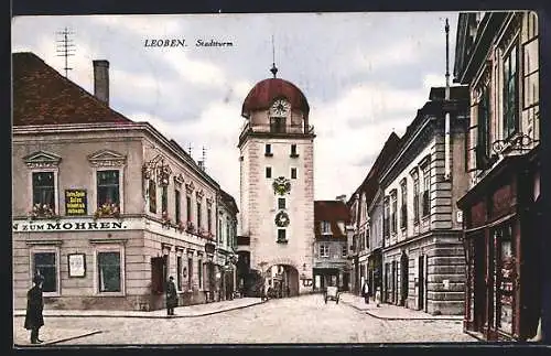 AK Leoben, Blick zum Stadtturm und Gasthaus Zum Mohren
