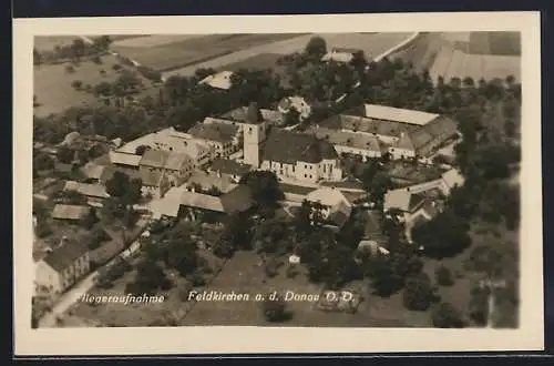 AK Feldkirchen a. d. Donau, Strassenpartie mit Kirche, Fliegeraufnahme