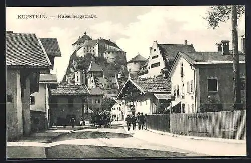 AK Kufstein, Kaiserbergstrasse mit Passanten und Kutschen