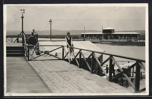 AK Bad Neusiedl am See, Cafe über das Wasser und Frau im Badeanzug