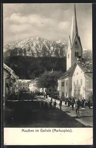 AK Mauthen, Markusplatz mit Kirche und Passanten