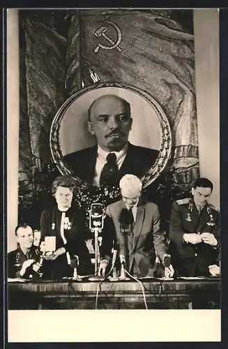 AK Valentina Tereschkowa und Valeri Bykowski werden mit Ziolkowski-Goldmedaille ausgezeichnet