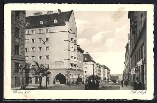 AK Wien, Gemeindebau Eberthof mit Strassenpartie