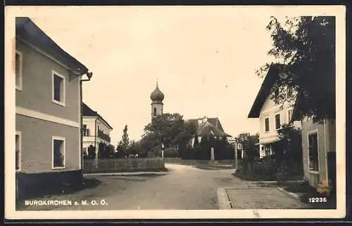 AK Burgkirchen a. M., Strassenpartie mit Kirche