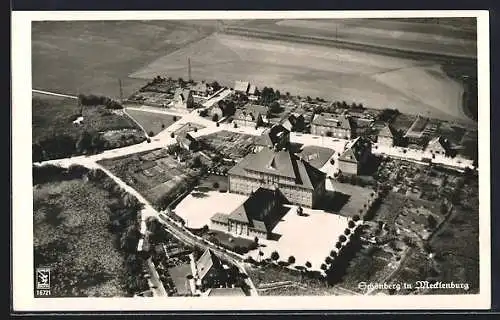 AK Schönberg /Mecklenburg, Teilansicht mit grossem Gebäude, Fliegeraufnahme